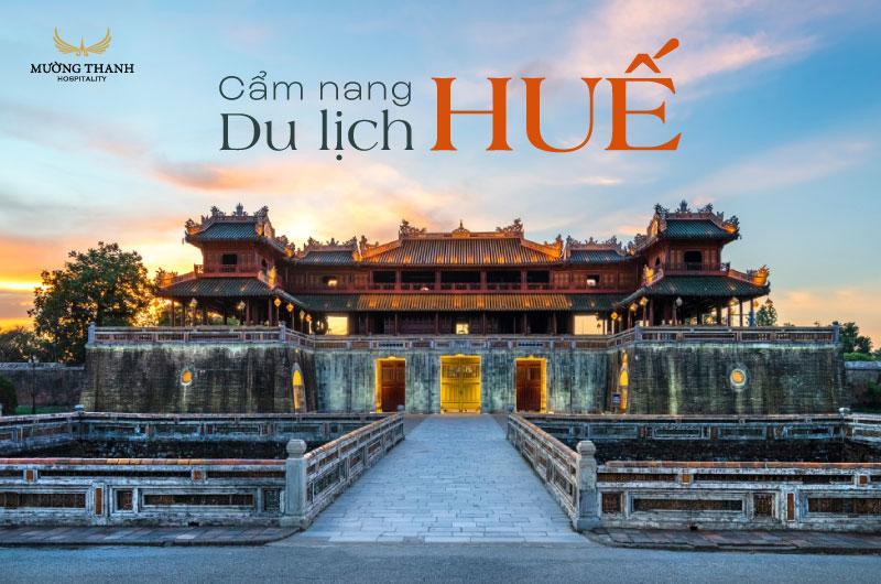 Một giỏ picnic đầy đủ đồ ăn và vật dụng cần thiết đặt trên bãi cỏ, chuẩn bị cho buổi picnic tại Đồi Vọng Cảnh Huế.